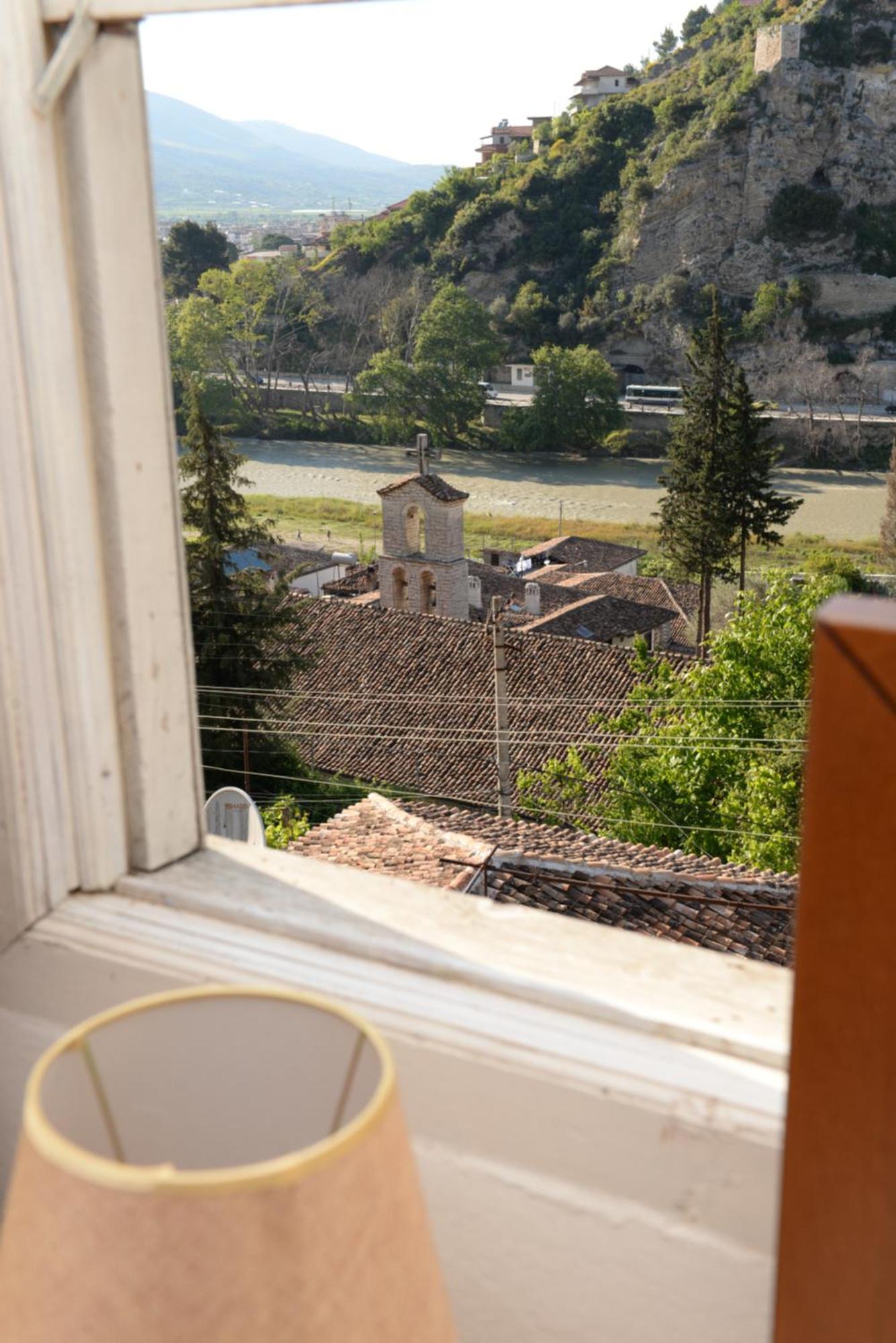 Guest House Taunus Берат Екстер'єр фото